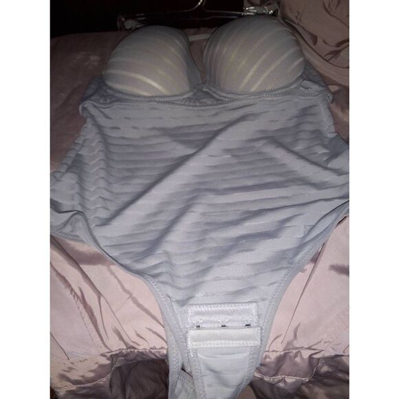 Intimate set  - Picture 4 of 16